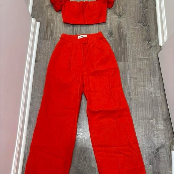 Sovere Off-Shoulder linen pants set in red - Picture 2 of 2